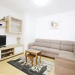 With A Parking Space - 14137 * 扎达尔